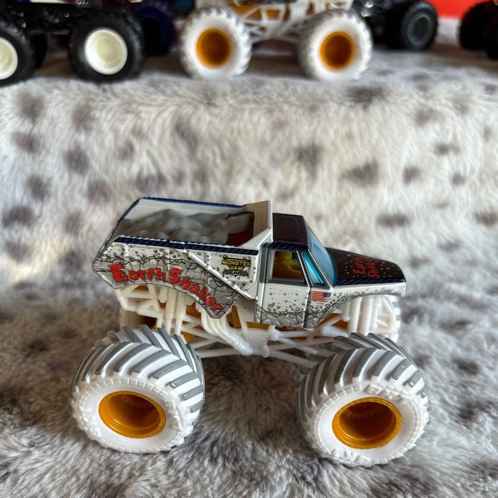Monster Jam Earth Shaker Monster Truck 1:64 Scale White Gold 2021 FMS 10111DFT